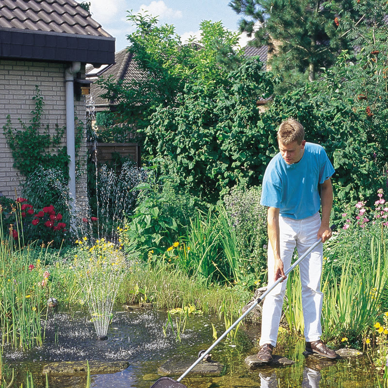 Oase algehåv stor i bruk ved hagedam, offisielt OASE-bilde, AquaWorld