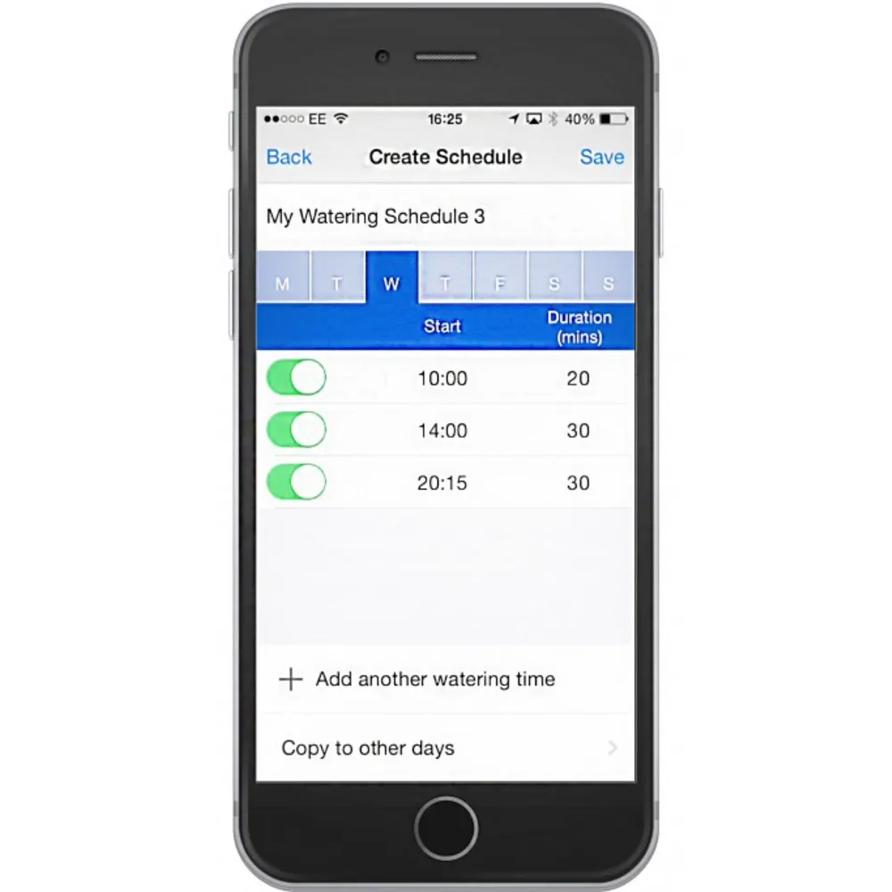 Mobil med Hozelock Cloud appen der vanningsplan med tre tidspunkter settes opp