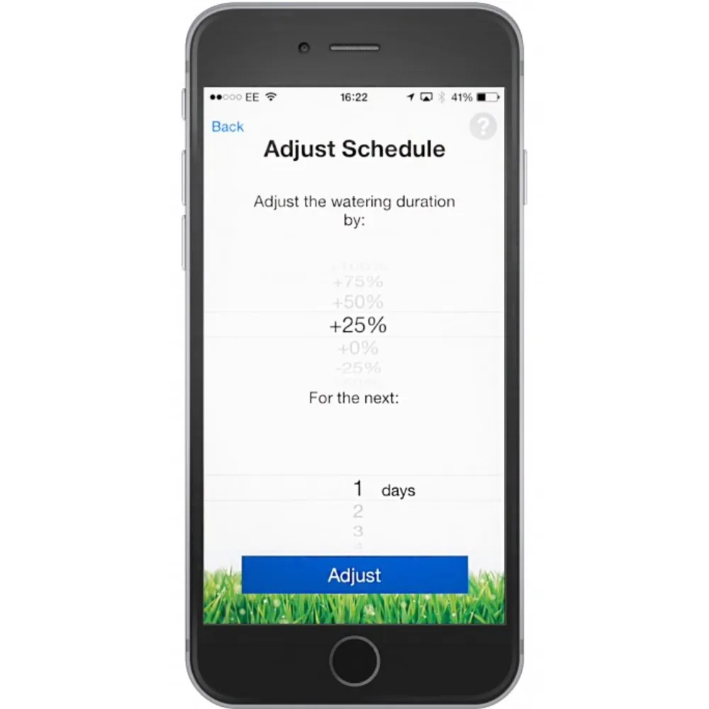 Mobil med Hozelock Cloud appen der vanningstiden justeres opp i prosent for neste dager