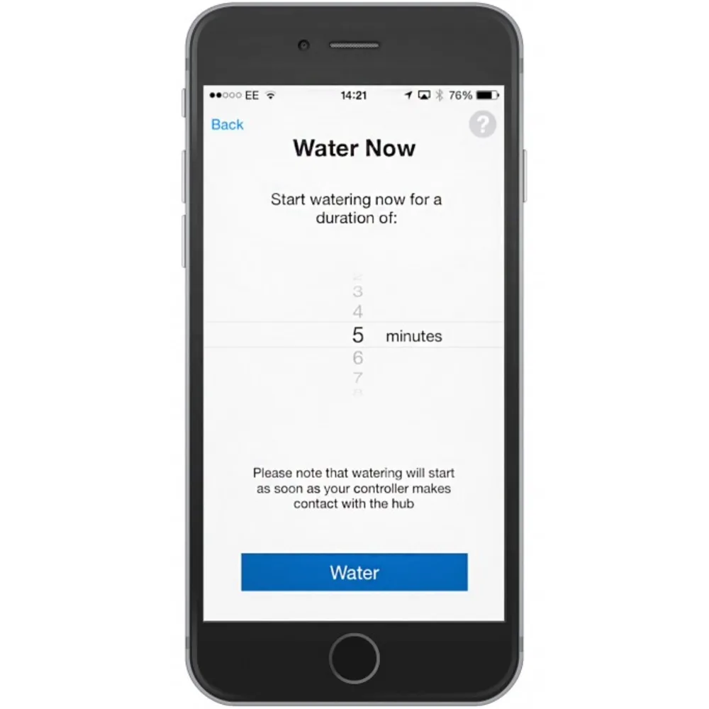 Mobil med Hozelock Cloud appen og knappen for å starte vanning med en gang