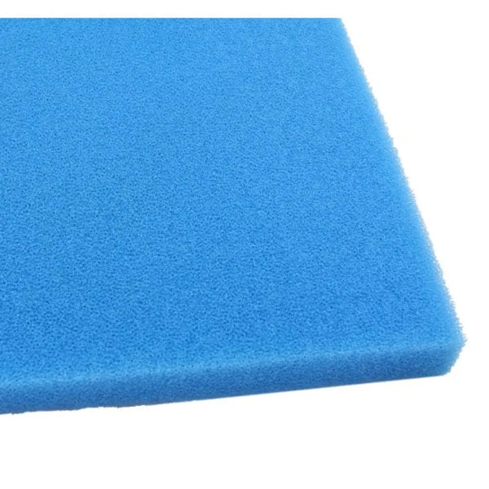Fin blå filtermatte i skumplast sett skrått fra hjørnet med tette porer