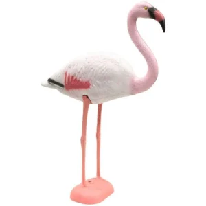 Rosa og hvit flamingo som hagefigur med lange bein og svart nebbspiss