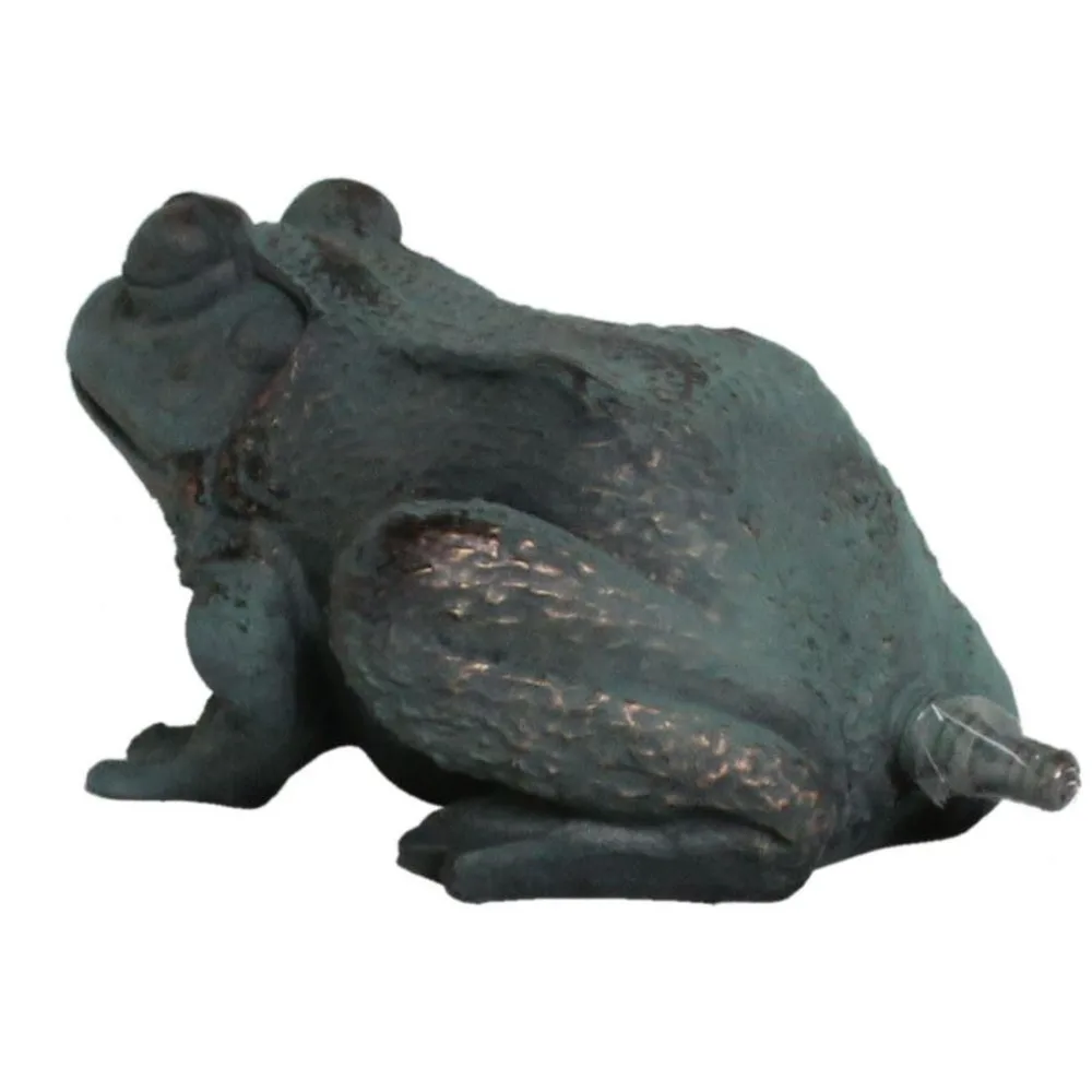 Vannspyttende damfigur frosk 16 cm i patinert bronsefarge, sittende sett fra siden