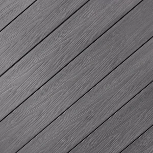 GOP Woodlon Grande trekompositt Light Grey terrassebord i lys grå tre-struktur lagt på skrå