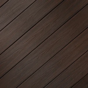 GOP Woodlon Grande trekompositt Walnut terrassebord i mørk valnøtt lagt på skrå