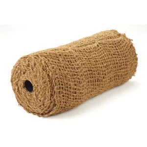 Kokosmatte i brun naturfiber rullet sammen, til å kle og plante langs damkanten