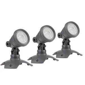 Tre OASE LunAqua 3 LED spotlys på fot med vippbart lampehode i studio