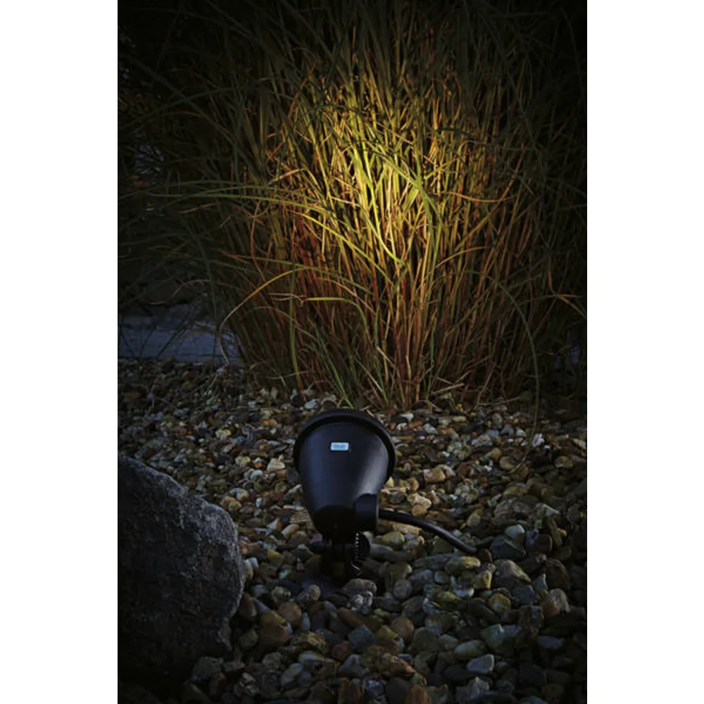 OASE LunAqua Classic LED lyser opp høyt gress fra grusbed i mørket