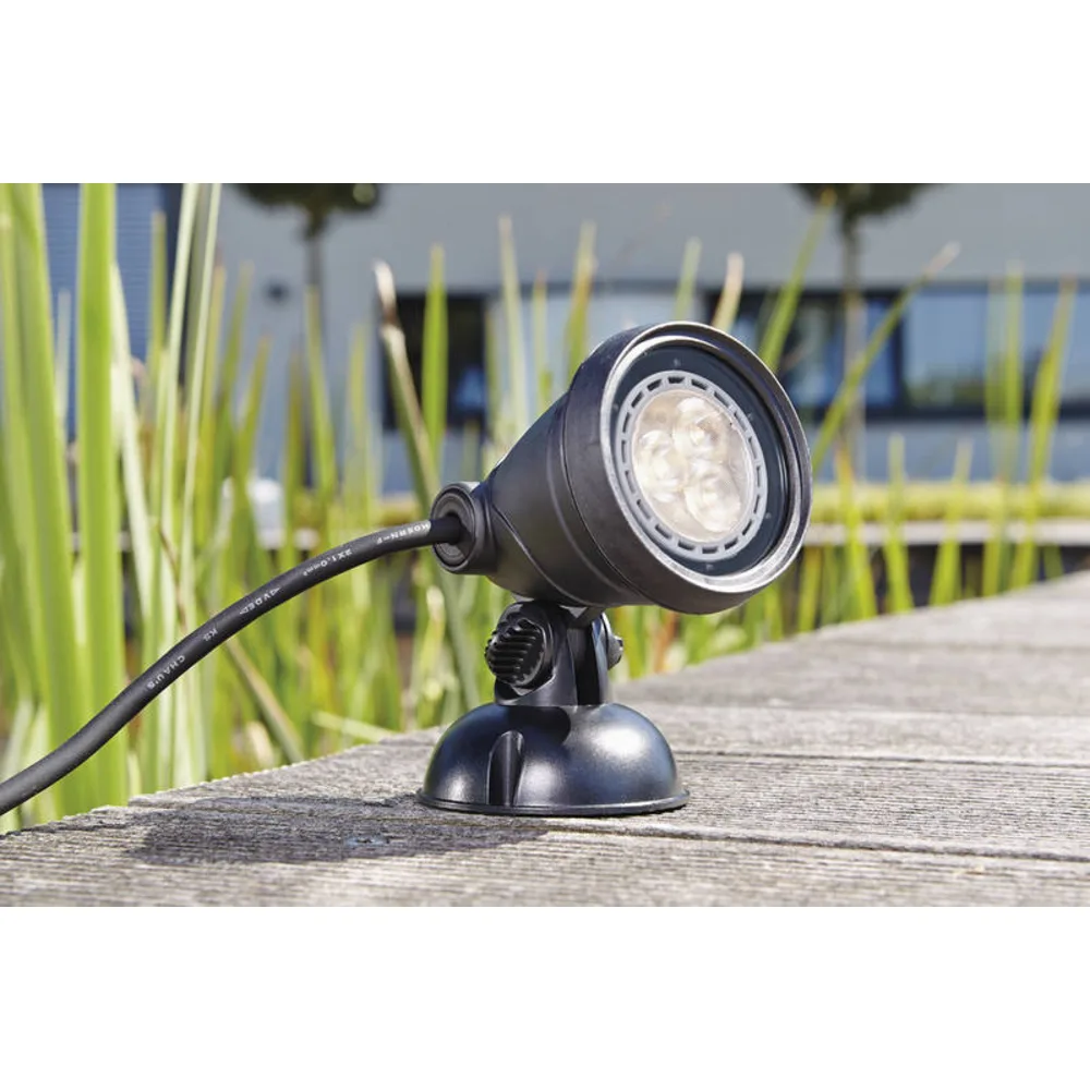 OASE LunAqua Classic LED spotlys på brygge med siv i bakgrunnen