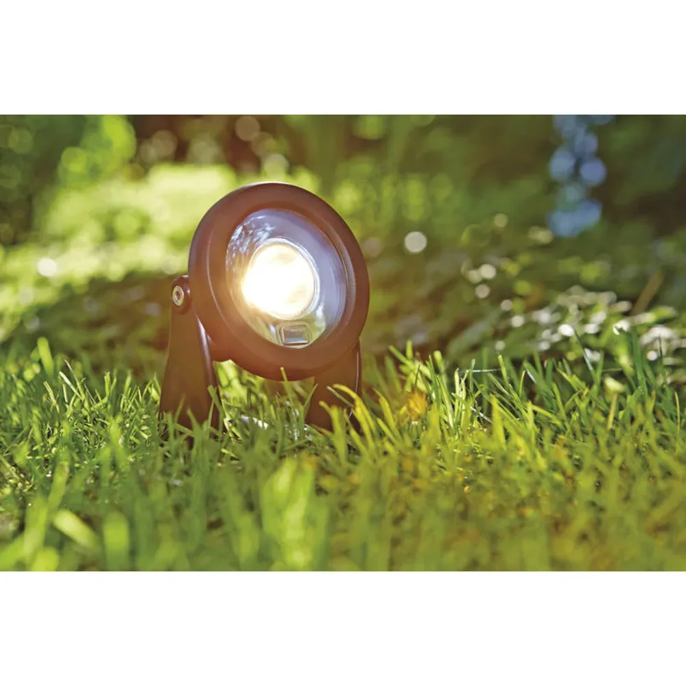 OASE LunAqua Power LED spotlys lyser varmt hvitt i gresset i hagen