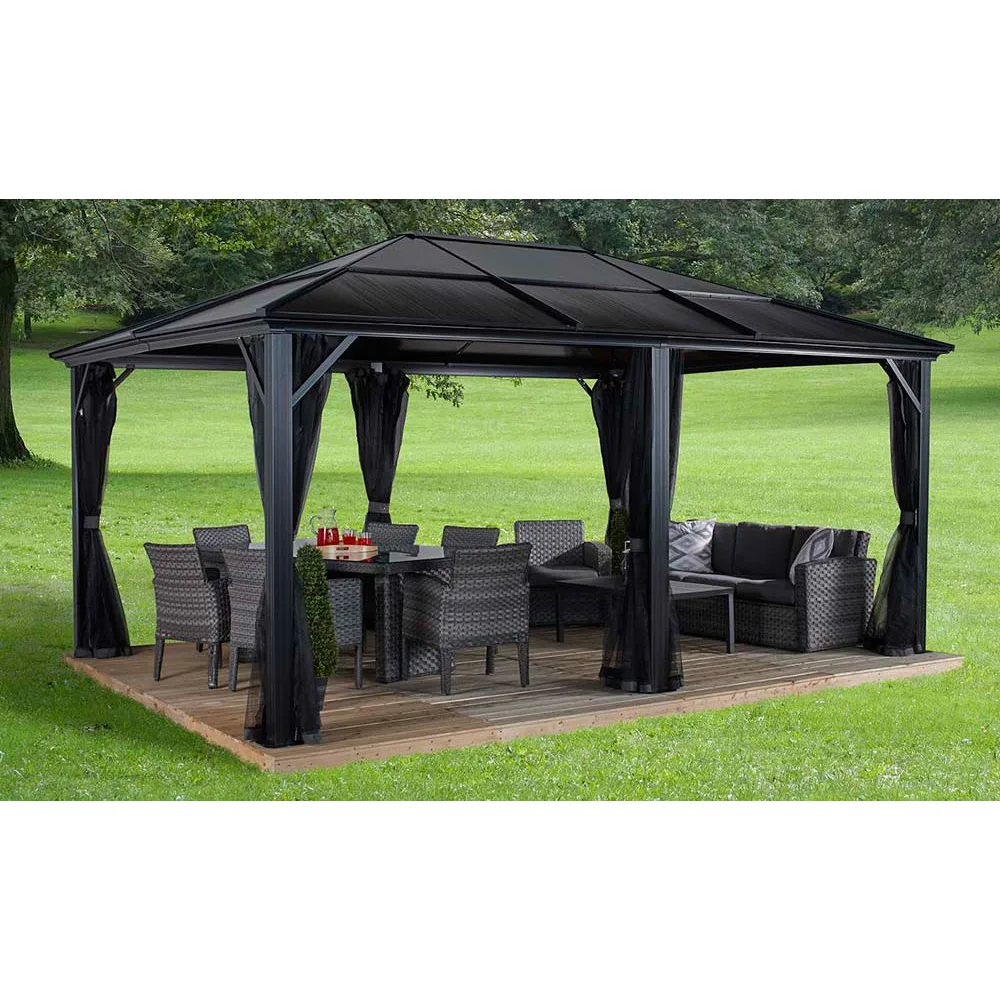 Meridien pergola sett fra siden med nettingvegg i studio