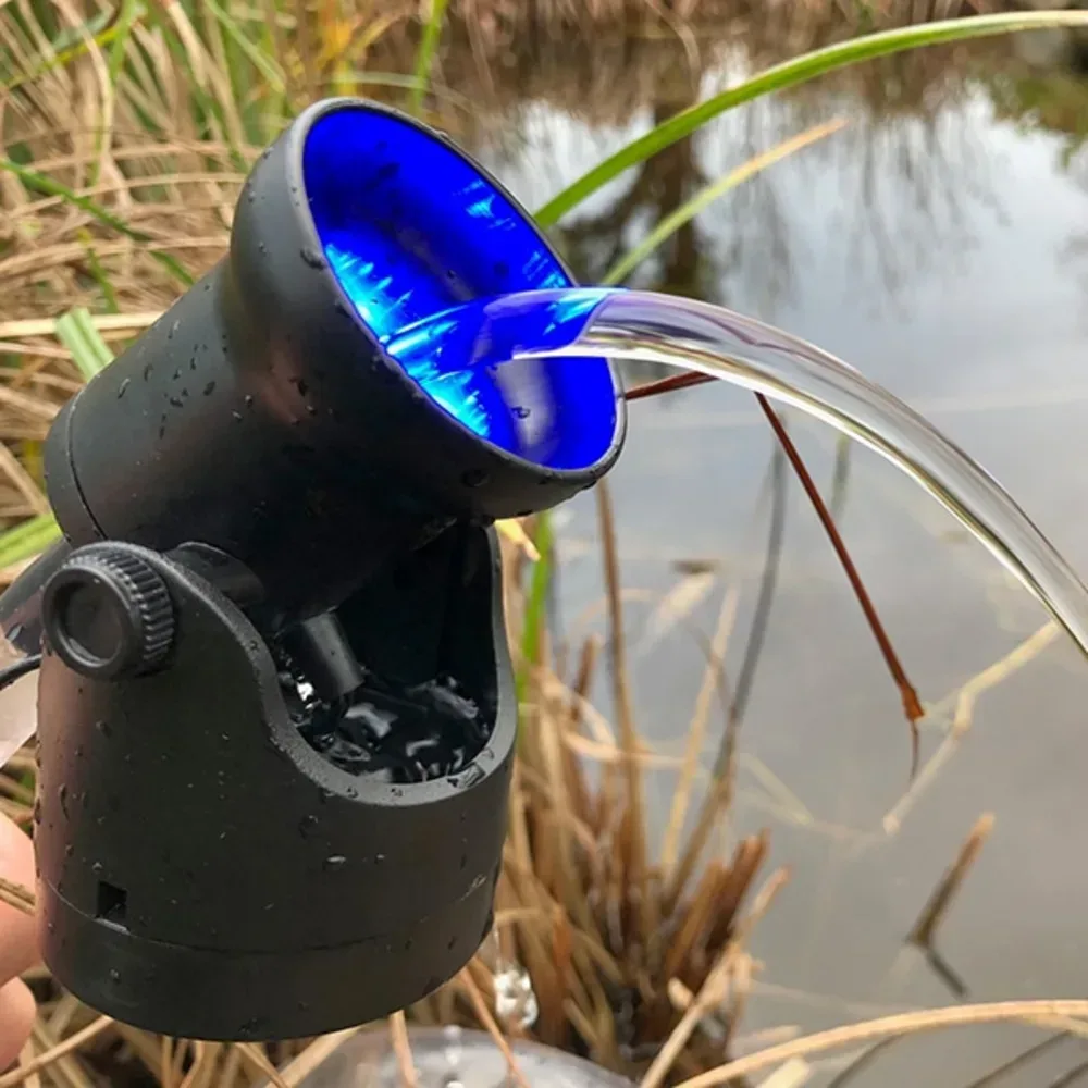 Ministream blå LED sender lysende blå vannstråle ut i dammen