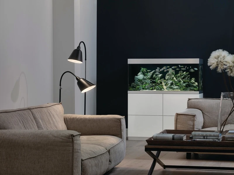 OASE HighLine 300 hvit med steinlandskap og fiskestim ved en sofagruppe i stuen