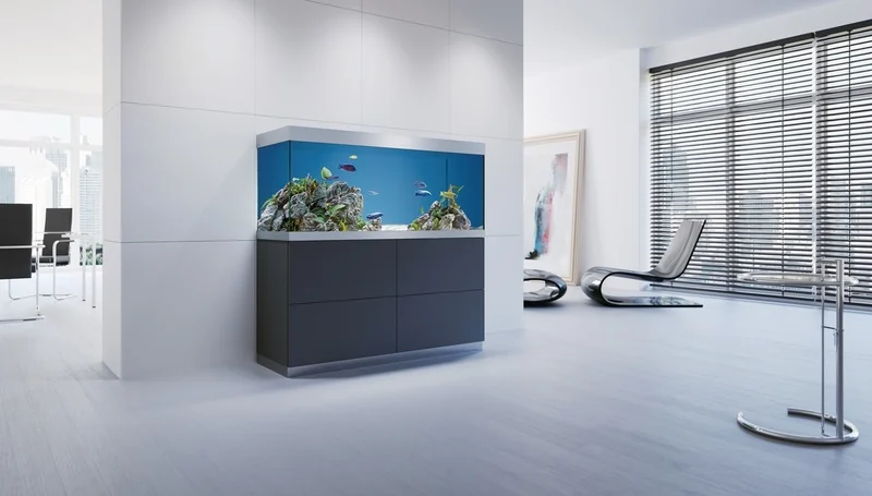 OASE HighLine 400 antrasitt med opplyst akvarium i et lyst, moderne rom