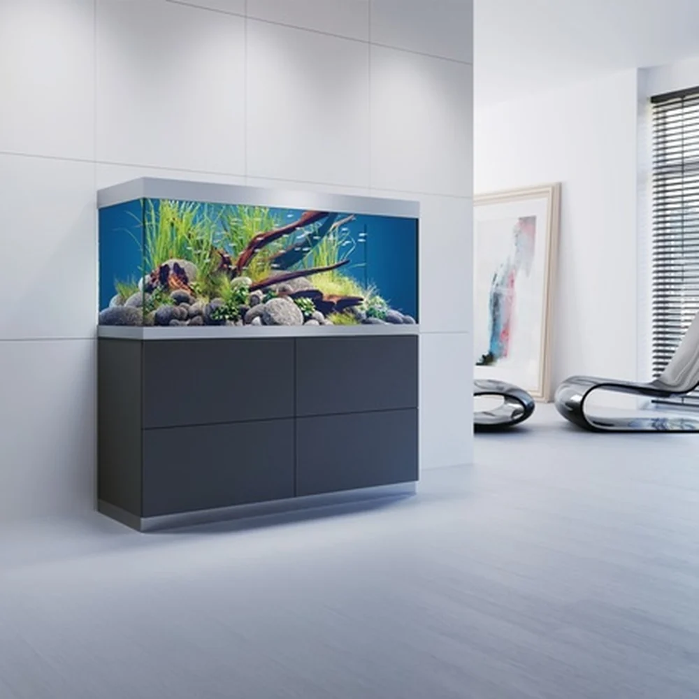 OASE HighLine 400 antrasitt med opplyst akvarium i et lyst rom med store vinduer
