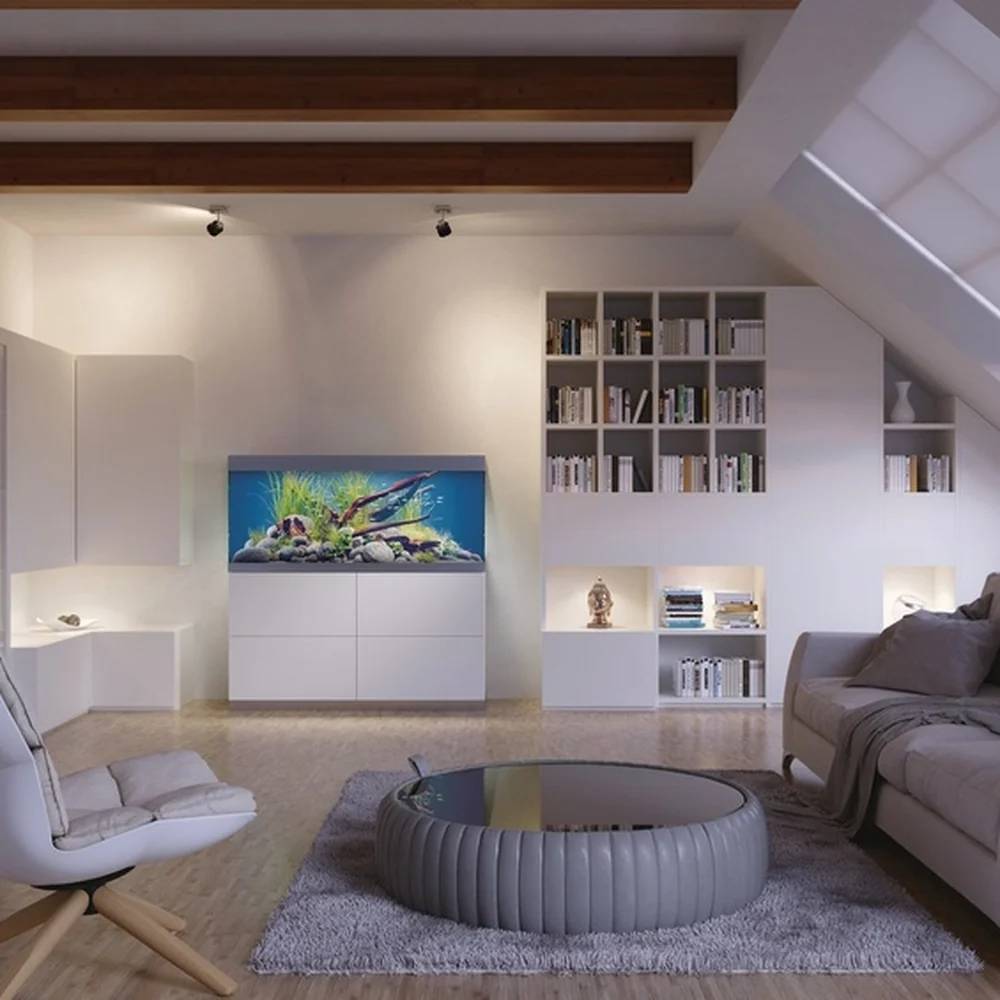 Loftsstue med OASE HighLine 400 hvit mellom hvite hyller og en stor sofa