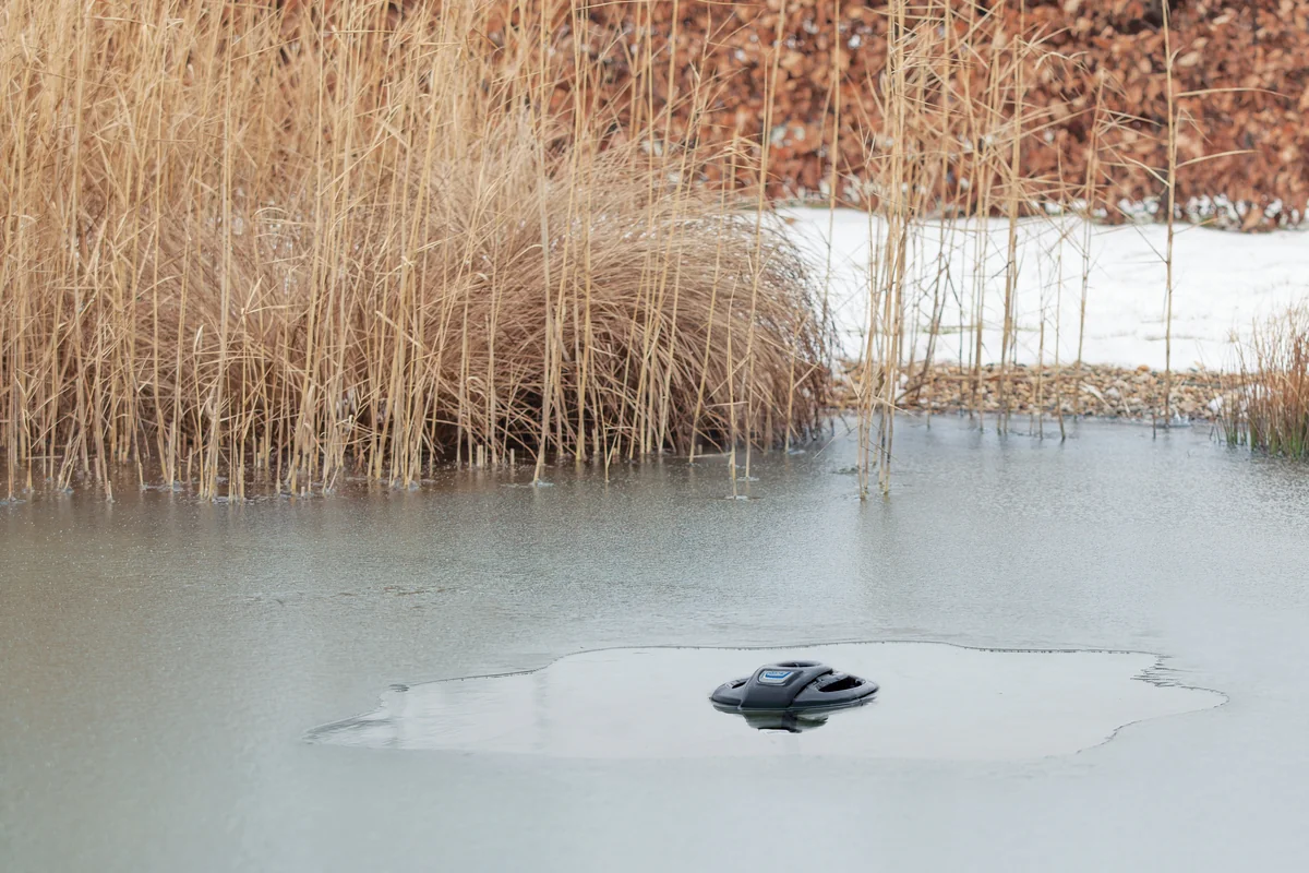 OASE IceFree 4 Seasons holder hull i isen om vinteren