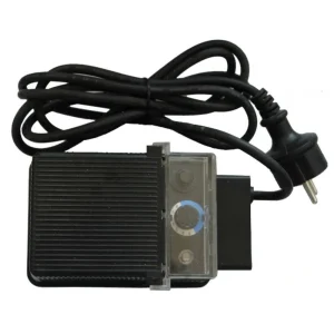 Transformator 12V med timer og fotocelle i svart boks med klart lokk, blå knapp og kabel med støpsel