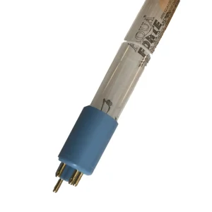 Aqua Forte UV-C T5-pære med blå sokkel og fire pinner sett tett på
