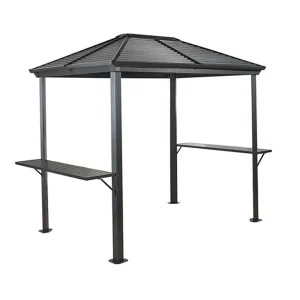 Ventura BBQ Pergola 4 kvm med sort tak og to sidehyller sett skrått i studio