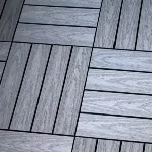 Woodlon trekompositt helle i Light Grey med striper lagt i rutemønster sett ovenfra