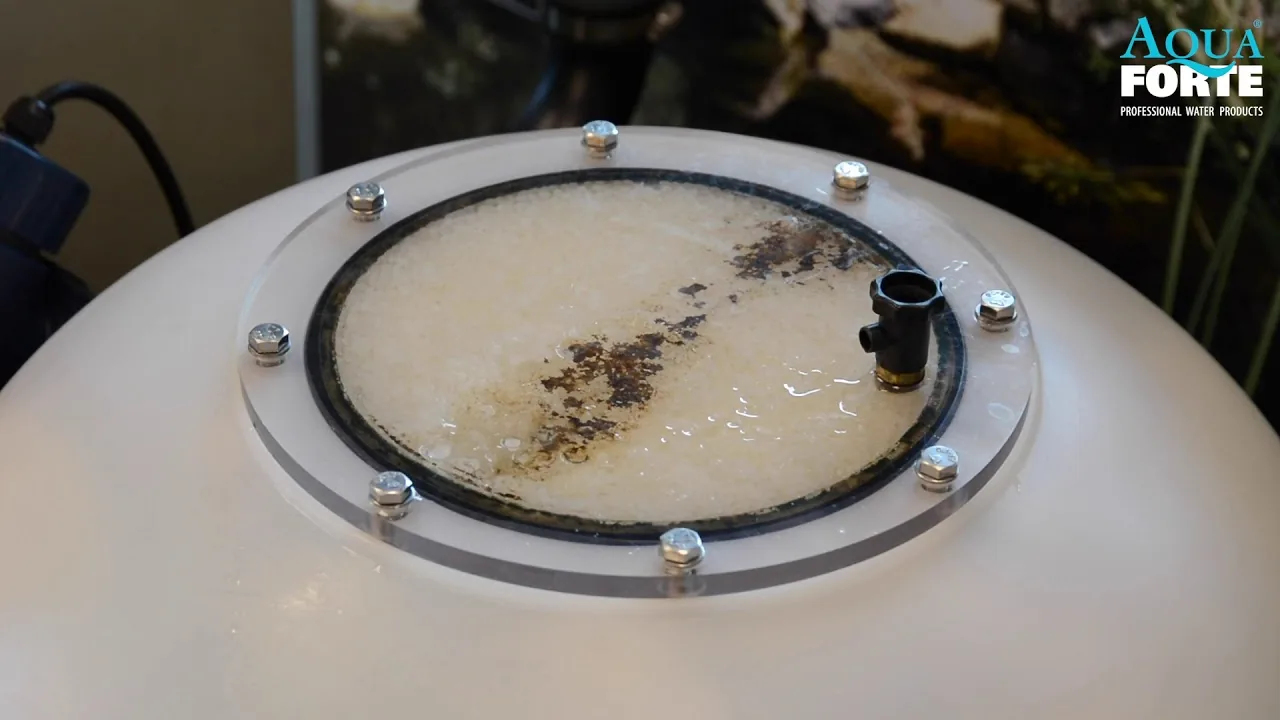 Video der Fluidra viser spyling av AquaForte beadfilter, med perlene synlige gjennom lokket