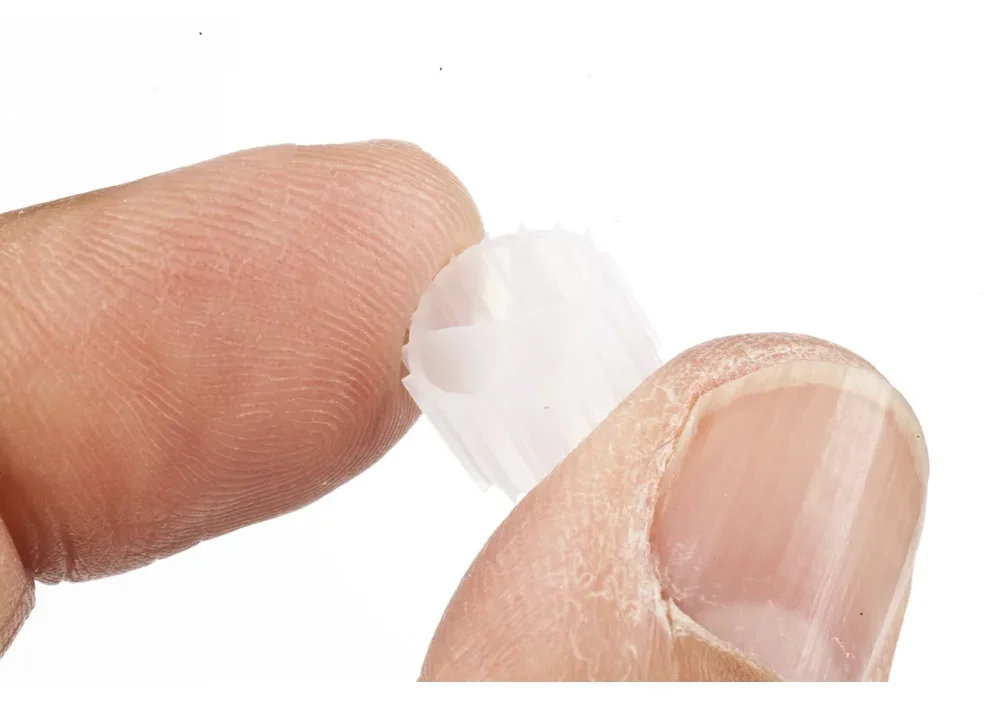 Ett K1 Micro filterelement fra Evolution Aqua holdt mellom to fingre
