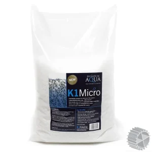 Pose med Evolution Aqua K1 Micro filtermedie fylt med små hvite hjul av plast