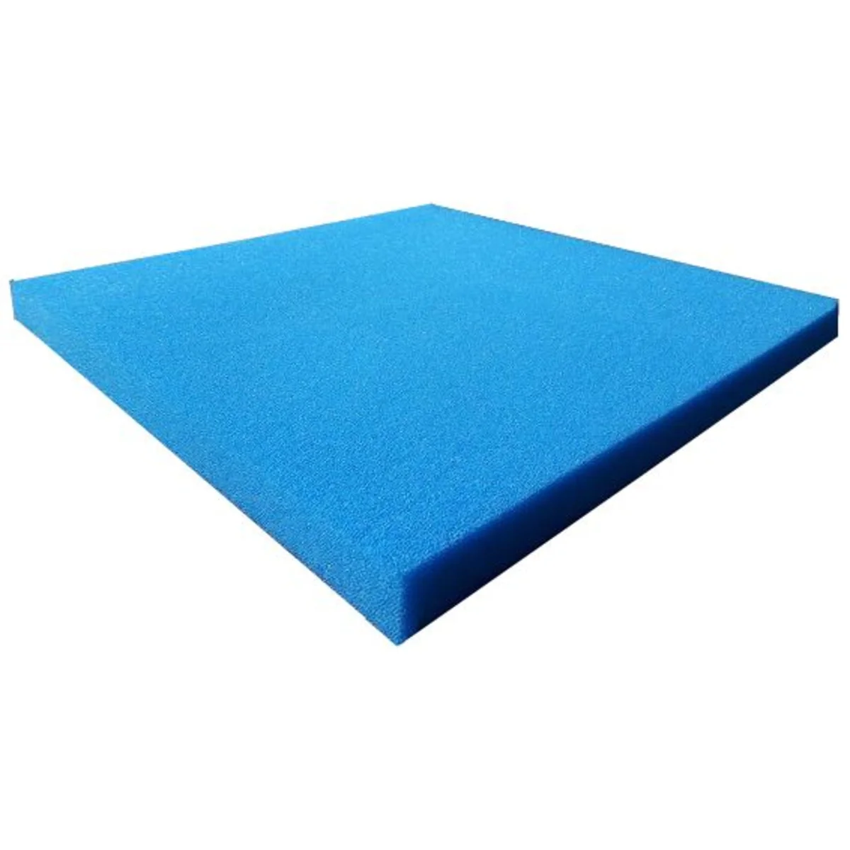 Blå grov filtermatte 50 × 50 × 3 cm i polyeterskum, hel matte sett skrått ovenfra