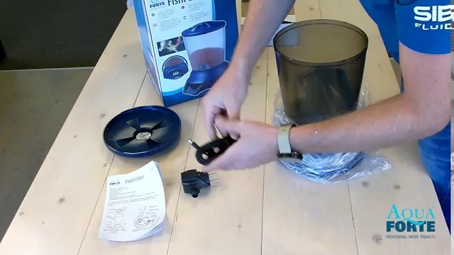 Video der AquaForte pakker ut fôringsautomaten 5 liter