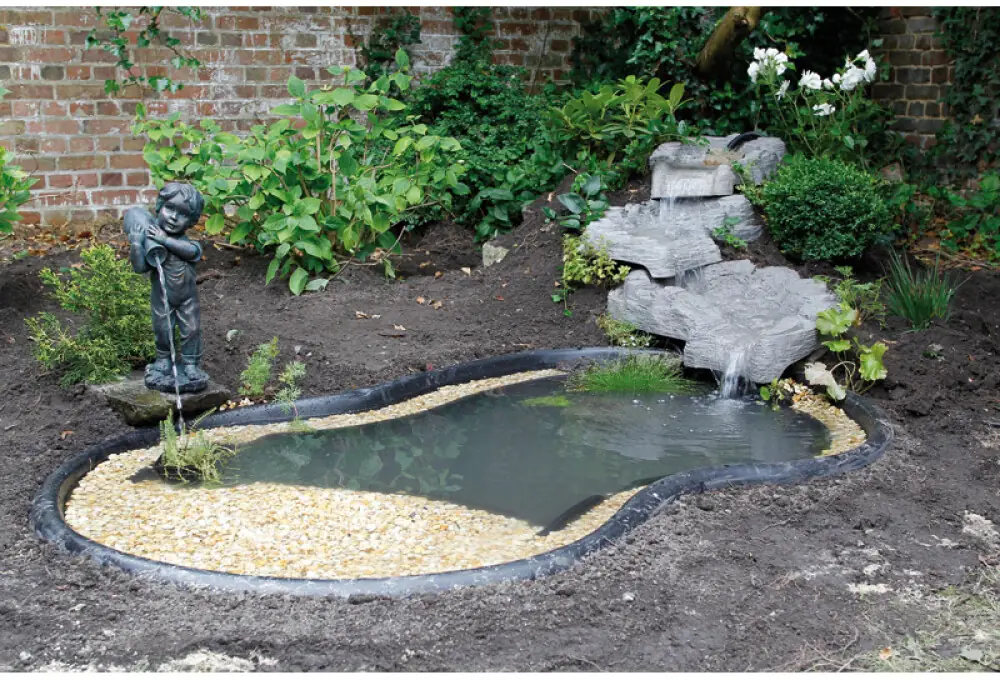 Hagedam i plast 500 liter gravd ned i hagen med grus og planter
