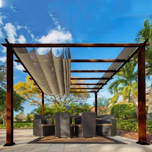 Brun gop Florida pergola i treutseende med lys takduk over spisebord på en steinlagt uteplass