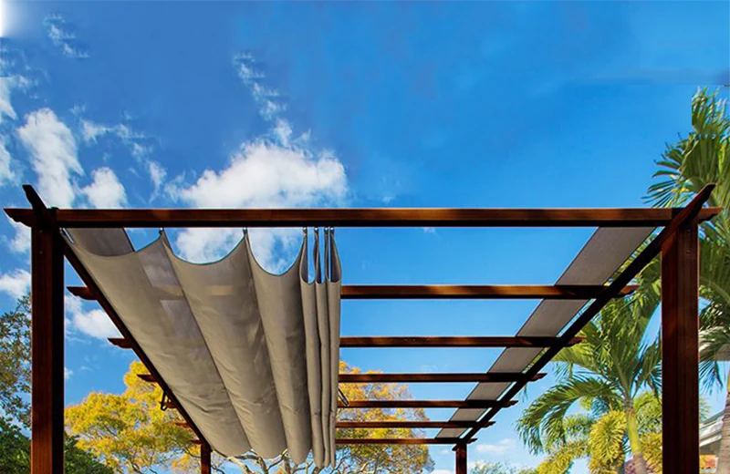 Brun gop Florida pergola i treutseende med lys takduk samlet i myke folder under bjelkene