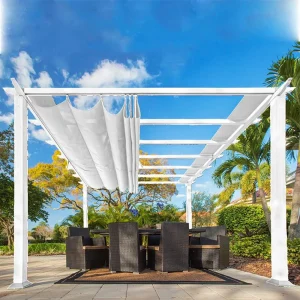 Hvit gop Florida pergola med lys takduk over spisebord og stoler på en steinlagt uteplass