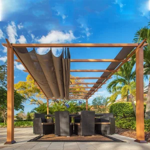 Lysebrun gop Florida pergola i treutseende med lys takduk over spisegruppe i en grønn hage