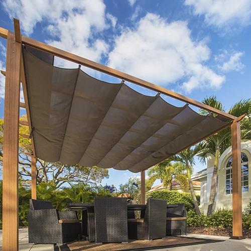 Lysebrun gop Florida pergola i treutseende med takduken trukket ut over en spisegruppe
