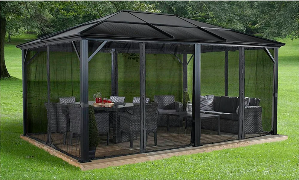 gop Meridien pergola 18 kvm med myggnettet trukket for rundt spisebord og sofagruppe i hagen