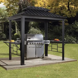 gop Messina BBQ Pergola 5 kvm med ståltak over gassgrill og to sidehyller på steinlagt plass i hagen