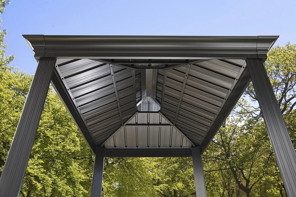 Ståltaket på gop Messina BBQ pergola sett nedenfra med toppventilasjon for varme og røyk