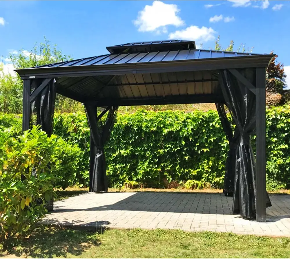 gop Messina pergola med myggnett ved stolpene på hellelagt uteplass foran en grønn hekk
