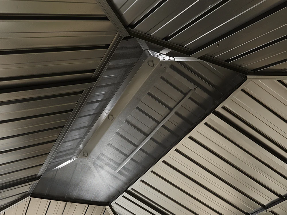 Undersiden av det doble ståltaket på gop Messina pergola med lys inn fra toppventilasjonen