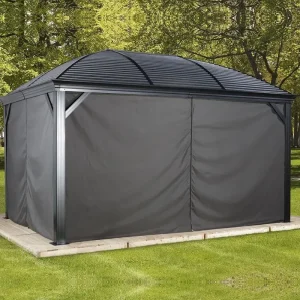 gop Moreno pergola med mørkgrått draperi trukket for på alle sider, stående på en terrasse i hagen