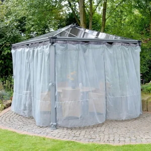 Lyst insektsnett trukket for rundt gop Palermo paviljong med sittegruppe inne i hagen