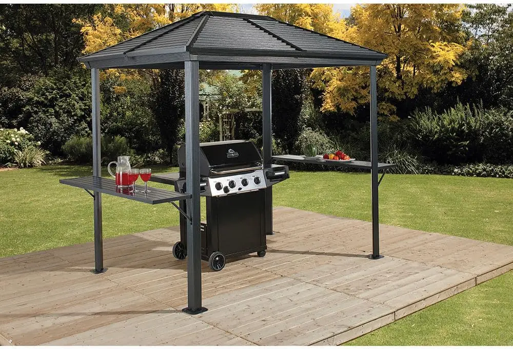 gop Ventura BBQ pergola 4 kvm over gassgrill på treplatting med drikke på sidehyllen