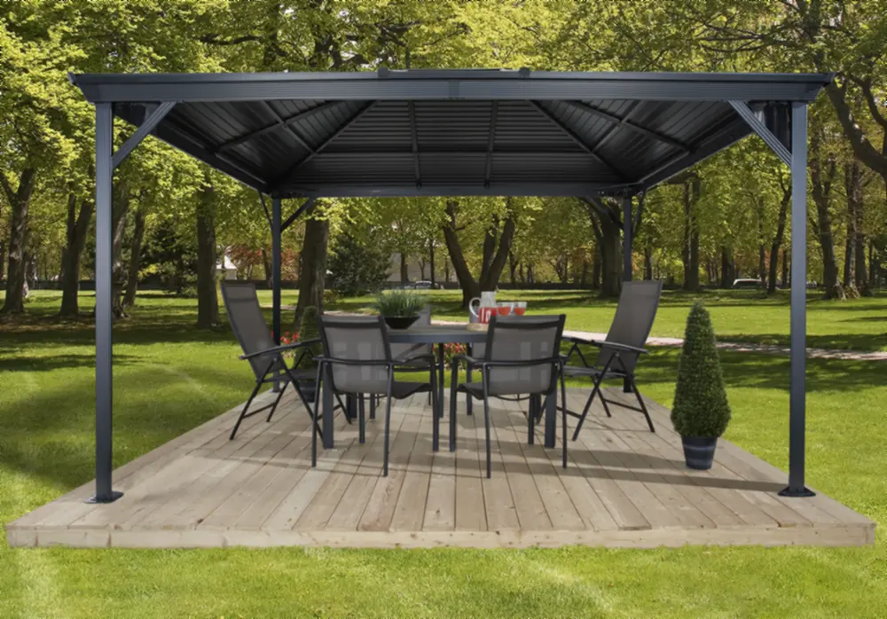 gop Ventura pergola 12 kvm sett forfra med åpne sider over sittegruppe på treplatting