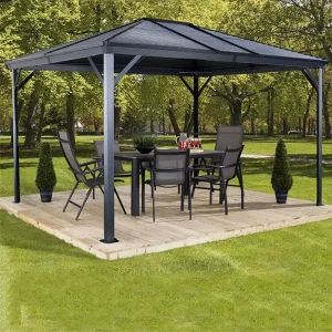gop Ventura pergola 12 kvm med ståltak over spisebord og stoler på treplatting i hagen