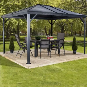 gop Ventura pergola 8,35 kvm med ståltak over spisebord og stoler på treplatting i parken
