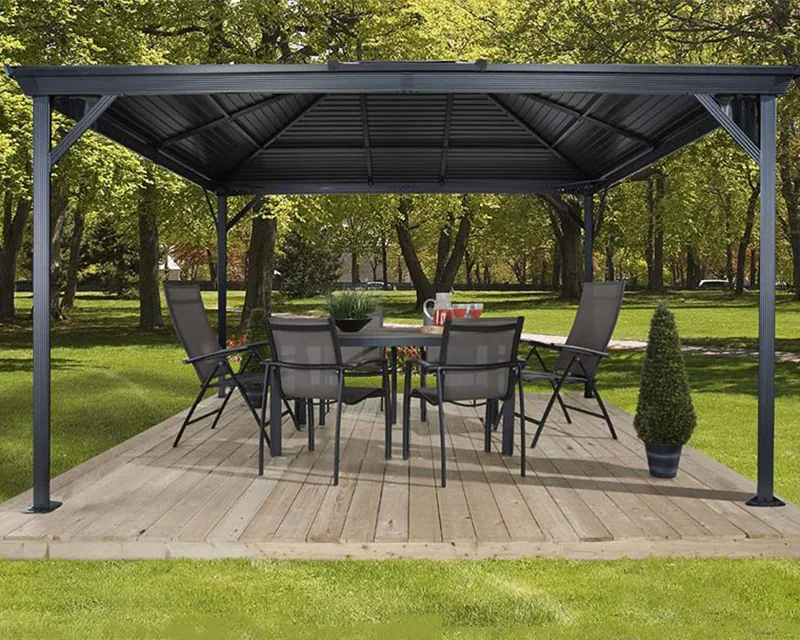 gop Ventura pergola 8,35 kvm sett forfra med spisebord og stoler under ståltaket