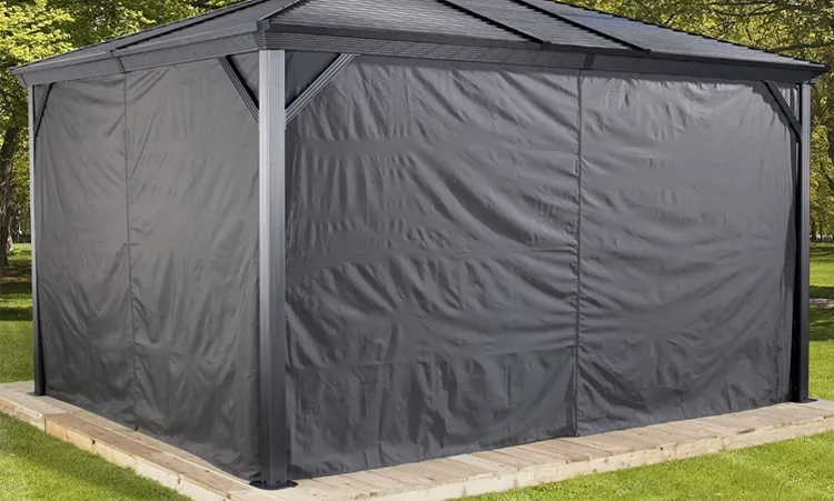 gop Ventura pergola med grått draperi trukket for på alle sider