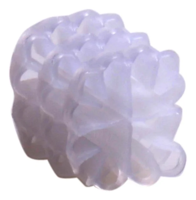 Ett hvitt Helix filterelement i HDPE-plast, formet som en spiral